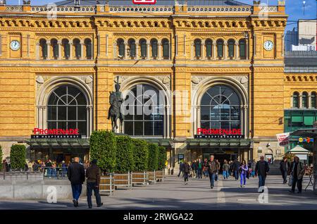 Hanovre, Basse-Saxe, Allemagne, gare principale avec la statue équestre d'Ernst August I, pour usage éditorial uniquement. Banque D'Images