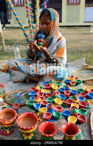 Les femmes et les hommes bengalis faisaient de la peinture à la main sur la vente de produits artisanaux exposés lors de la foire artisanale à Kolkata, en Inde Banque D'Images