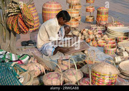 Les femmes et les hommes bengalis faisaient de la peinture à la main sur la vente de produits artisanaux exposés lors de la foire artisanale à Kolkata, en Inde Banque D'Images