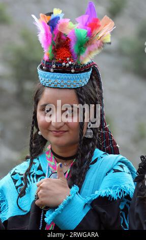 Fille Kalash aux yeux bruns du village de Balanguru dans la province de Khyber Pakhtunkhwa au Pakistan Banque D'Images