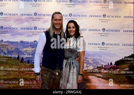 Nico Schwanz und Begleitung Viktoria Schuler beim Wiesn-Anstich zum Oktoberfest 2023 im Hofbräu Berlin. Berlin, 16.09.2023 Banque D'Images