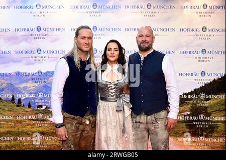 Nico Schwanz mit Begleitung Viktoria Schuler und Björn Schwarz beim Wiesn-Anstich zum Oktoberfest 2023 im Hofbräu Berlin. Berlin, 16.09.2023 Banque D'Images