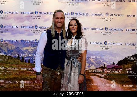 Nico Schwanz und Begleitung Viktoria Schuler beim Wiesn-Anstich zum Oktoberfest 2023 im Hofbräu Berlin. Berlin, 16.09.2023 Banque D'Images