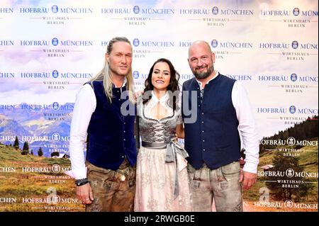 Nico Schwanz mit Begleitung Viktoria Schuler und Björn Schwarz beim Wiesn-Anstich zum Oktoberfest 2023 im Hofbräu Berlin. Berlin, 16.09.2023 Banque D'Images