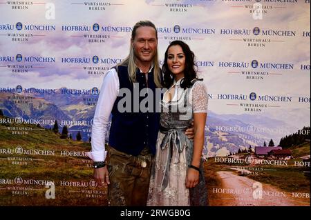 Nico Schwanz und Begleitung Viktoria Schuler beim Wiesn-Anstich zum Oktoberfest 2023 im Hofbräu Berlin. Berlin, 16.09.2023 Banque D'Images