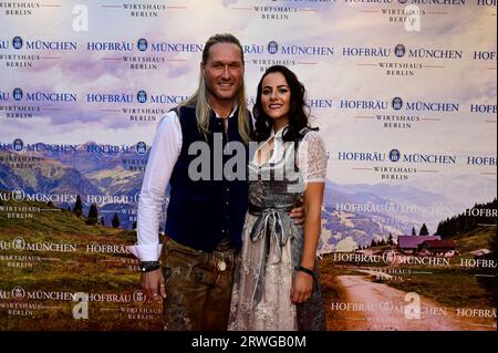 Nico Schwanz und Begleitung Viktoria Schuler beim Wiesn-Anstich zum Oktoberfest 2023 im Hofbräu Berlin. Berlin, 16.09.2023 Banque D'Images