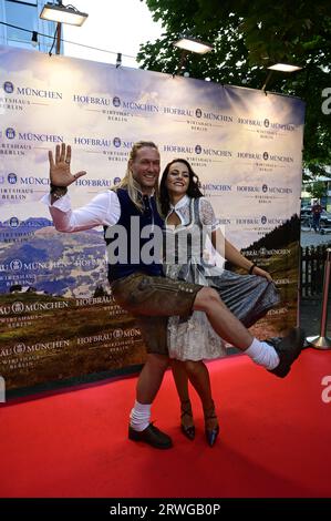 Nico Schwanz mit Begleitung Viktoria Schuler beim Wiesn-Anstich zum Oktoberfest 2023 im Hofbräu Berlin. Berlin, 16.09.2023 Banque D'Images