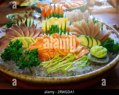 Saumon frais, thon et hamachi sur glace dans le plat. Set de plats japonais sashimi. Banque D'Images