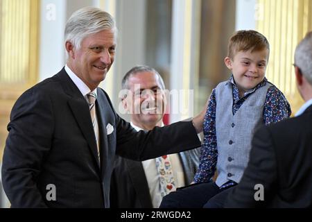 Bruxelles, Belgique. 19 septembre 2023. Roi Philippe - Filip de Belgique et Ernest Appeltans photographiés lors d'une audience royale avec douze héros de l'initiative Be Heroes, au Palais Royal, à Bruxelles, mardi 19 septembre 2023. Avec le soutien du roi et ministre de l'intérieur Verlinden, l'initiative citoyenne Be Heroes était à la recherche de héros du quotidien qui font une grande différence avec de petites actions et qui, loin de toute l'attention, donnent le meilleur d'eux-mêmes pour aider les autres. BELGA PHOTO ERIC LALMAND crédit : Belga News Agency/Alamy Live News Banque D'Images