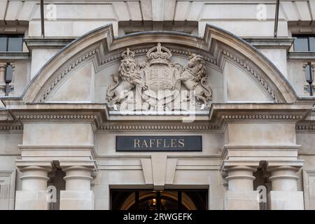 Londres, Royaume-Uni. 19 septembre 2023. Signalisation extérieure de l'hôtel Raffles et DES résidences OWO, sur Whitehall, en face de Horse Guards, qui ouvrira le 29 septembre. Autrefois siège du Old War Office, qui fait partie du ministère de la Défense, l'établissement a été transformé en l'hôtel 5 étoiles Raffles, le premier hôtel Raffles au Royaume-Uni, par le groupe Hinduja, une société dirigée par Gopi Hinduja, âgé de 83 ans. Gopi Hinduja est en tête de la Sunday Times Rich List de cette année, avec une valeur nette de 35 milliards de livres sterling. Crédit : Stephen Chung / Alamy Live News Banque D'Images