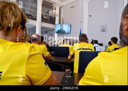 Non exclusive : LVIV, UKRAINE - 18 SEPTEMBRE 2023 - le président ukrainien Volodymyr Zelenskyy est vu à l'écran lors de la cérémonie d'accueil d'Ukra Banque D'Images