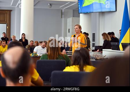 Non exclusif : LVIV, UKRAINE - le 18 SEPTEMBRE 2023 - le ministre ukrainien des anciens combattants, Yulia Laputina, prononce un discours lors de la cérémonie Banque D'Images