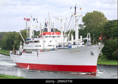 Le plus grand navire musée digne de la mer AU monde CAP SAN DIEGO passant le canal de Kiel Banque D'Images