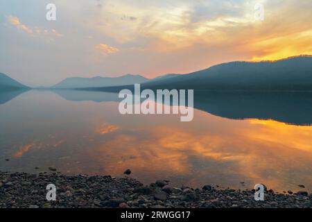 Coucher de soleil coloré sur le lac McDonald. Parc national des Glaciers. Comté de Flathead. Montana. ÉTATS-UNIS Banque D'Images