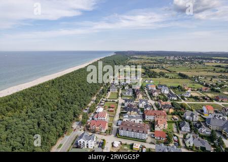 photo drone du village de pêcheurs karwia. À Kaszuby Pologne. À la mer baltique. Ostrowski, Baltikum, Pologne, Kaschubien Dorf, Drohnenfoto, BEI Danzig Banque D'Images