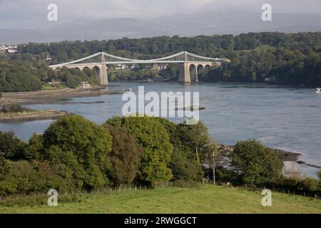 Pont suspendu de Menai Pont y Borth est un pont classé Grade 1 conçu par Thomas Telford en 1826 enjambant le détroit de Menai entre Anglesey et le continent W. Banque D'Images