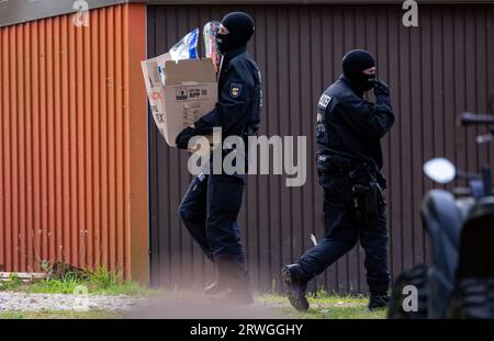 Jamel, Allemagne. 19 septembre 2023. Les policiers recueillent des preuves au domicile de Krüger, un extrémiste de droite connu dans toute l'Allemagne. Le ministre fédéral de l'intérieur Faeser a interdit l'association d'extrême droite "Hammerskins Germany" ainsi que ses ramifications régionales et la sous-organisation "Crew 38". Selon le ministère, les forces de police ont fouillé les domiciles de 28 membres présumés de l'association dans dix États allemands tôt le matin. Crédit : Jens Büttner/dpa/Alamy Live News Banque D'Images