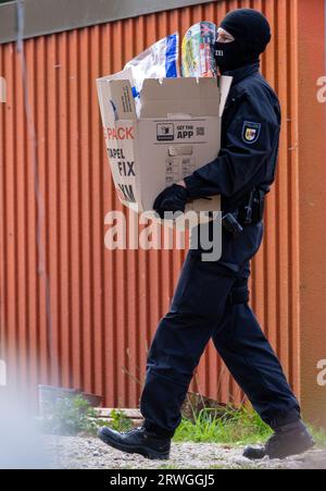 Jamel, Allemagne. 19 septembre 2023. Les policiers recueillent des preuves au domicile de Krüger, un extrémiste de droite connu dans toute l'Allemagne. Le ministre fédéral de l'intérieur Faeser a interdit l'association d'extrême droite "Hammerskins Germany" ainsi que ses ramifications régionales et la sous-organisation "Crew 38". Selon le ministère, les forces de police ont fouillé les domiciles de 28 membres présumés de l'association dans dix États allemands tôt le matin. Crédit : Jens Büttner/dpa/Alamy Live News Banque D'Images