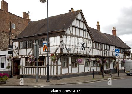 L'origine de la maison publique Ye Olde Black Bear à la jonction de High Street et Mythe Road Tewkesbury remonte à 1308. Il l'a fait récemment Banque D'Images