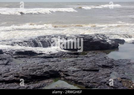 Plage rocheuse le long de la côte de la mer d'Arabie, Bandstand Promenade à Bandra, Mumbai. Banque D'Images