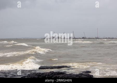 Plage rocheuse le long de la côte de la mer d'Arabie, Bandstand Promenade à Bandra, Mumbai. Banque D'Images