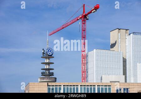 Vue de l'ancienne tour de télévision de Hanovre avec logo VW, populairement connue sous le nom de tour VW et Telemoritz, Hanovre, Basse-Saxe, Allemagne. Banque D'Images