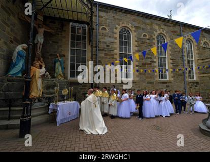 La procession de solennité du Corpus Christi, qui s’est déroulée dans le sol de l’église de la longue Tour de St Columba en juin 2023. Photo : George Sweeney/Alamy stock photo Banque D'Images