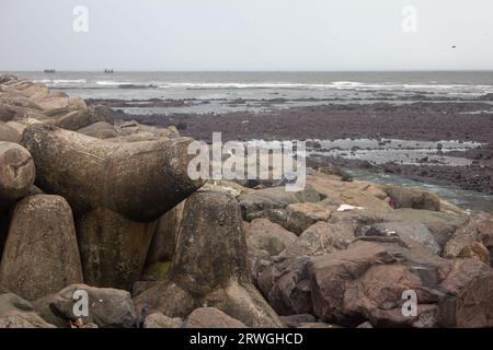 Objets en béton pour prévenir l'érosion marine le long de la côte de la mer d'Arabie, Bandstand Promenade à Bandra, Mumbai. Concentrez-vous sur les rochers Banque D'Images