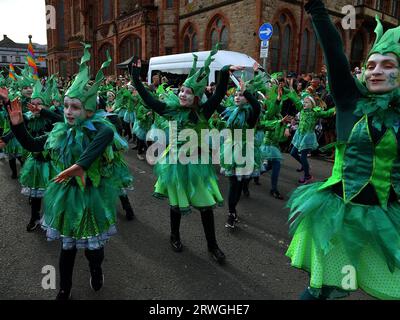 Danseurs en costume lors d’un défilé de la Saint Patrick à Derry, en Irlande du Nord. Photo : George Sweeney/Alamy stock photo Banque D'Images