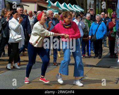 Deux femmes jive pendant le week-end du Festival de Jazz 2023 qui s'est tenu à Derry, en Irlande du Nord. Photo : George Sweeney/Alamy photo stock Banque D'Images