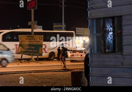 Karbala, Irak. 5 septembre 2023. Un soldat de la sécurité se tient sur ses gardes alors que les pèlerins chiites marchent vers le sanctuaire de l'Imam Hussein à Karbala. Chaque année, des millions de musulmans chiites et certains d'autres confessions entreprennent un pèlerinage de 20 jours à pied depuis diverses villes d'Irak et d'Iran jusqu'à la ville sainte de Karbala. Ce pèlerinage est en souvenir de l'Imam Hussein, le petit-fils du Prophète Muhammad, mort dans une bataille en 680 AD. Le 40e jour de deuil de Hussein, connu sous le nom d'Arbaeen, les pèlerins convergent à Karbala pour rendre hommage à son sanctuaire. En chemin, les bénévoles fournissent de la nourriture, de l’eau et un abri Banque D'Images