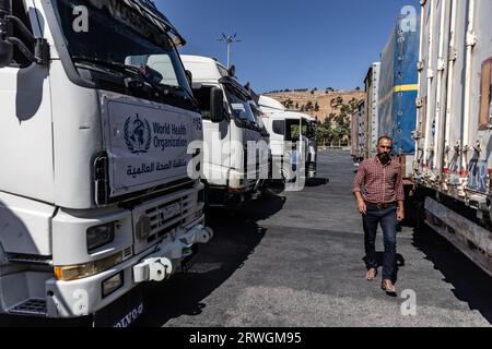 Idlib, Syrie. 19 septembre 2023. Un convoi transportant de l’aide humanitaire arrive en Syrie après avoir traversé le poste frontalier de Bab al-Hawa avec la Turquie. Crédit : Anas Alkharboutli/dpa/Alamy Live News Banque D'Images