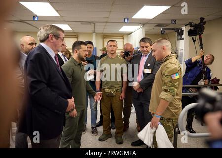 Staten Island, États-Unis. 19 septembre 2023. Le président ukrainien Volodymyr Zelenskyy, 2e à gauche, aux côtés du PDG de Northwell Health Michael Dowling, à gauche, lors d'une visite avec des militaires blessés en traitement et en réadaptation à l'hôpital universitaire de Staten Island, le 19 septembre 2023 à Staten Island, New York, États-Unis. Crédit : Présidence ukrainienne/Bureau de presse présidentiel ukrainien/Alamy Live News Banque D'Images