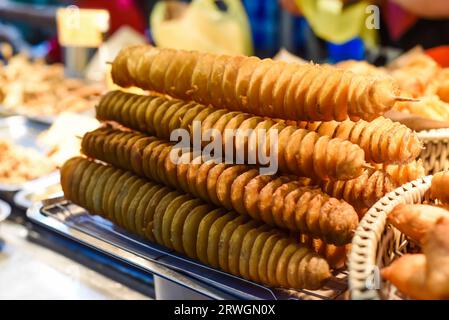 Pommes de terre tordues dans le marché nocturne de la nourriture de rue Jalan Alor en Malaisie Banque D'Images