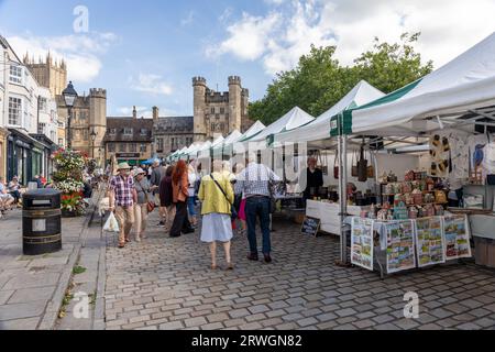 Jour du marché à Wells Market place un jour ensoleillé de septembre avec les gens profitant des nombreux étals du marché, ville de Wells, Somerset, Angleterre, Royaume-Uni Banque D'Images