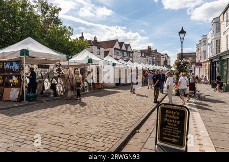 Jour du marché à Wells Market place un jour ensoleillé de septembre avec les gens profitant des nombreux étals du marché, ville de Wells, Somerset, Angleterre, Royaume-Uni Banque D'Images