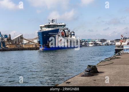 Cemex Go innovation - IMO 9848675 Aggregate Dredge leaving Poole Harbour / Quay, Dorset, Angleterre, Royaume-Uni Banque D'Images