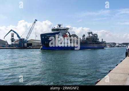 Cemex Go innovation - IMO 9848675 Aggregate Dredge in Poole Harbour / Quay, Dorset, Angleterre, Royaume-Uni Banque D'Images