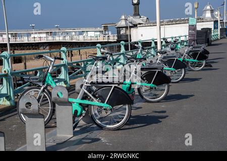 Le programme Brighton Bikeshare a été relancé avec le programme de location de vélos électriques de Beryl à Brighton le 31 mars 2023. La flotte totale sera de 780, avec 468 vélos électriques et 312 vélos à pédale seulement et accessibles par une application en ligne Banque D'Images