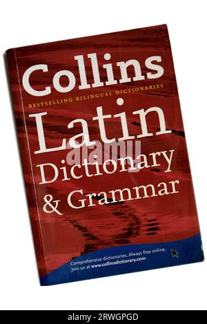 Collins Latin Dictionary and Grammar - couverture de livre, fond blanc, configuration de studio Banque D'Images