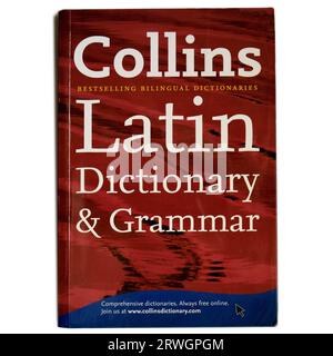 Collins Latin Dictionary and Grammar - couverture de livre, fond blanc, configuration de studio Banque D'Images