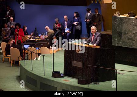 New York, États-Unis. 19 septembre 2023. Le Secrétaire général des Nations Unies Antonio Guterres prononce un discours lors de la séance d'ouverture de la 78e session de l'Assemblée générale au siège de l'ONU, le 19 septembre 2023 à New York, New York, États-Unis. Au cours d'un discours franc, Guterres a dit aux délégués que le monde devenait déséquilibré. Crédit : Présidence ukrainienne/Bureau de presse présidentiel ukrainien/Alamy Live News Banque D'Images