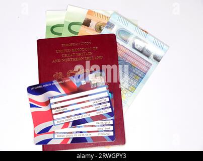 Passeport, euros et carte d'assurance maladie internationale du royaume-uni. Banque D'Images