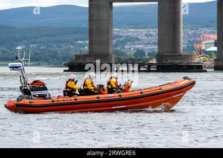 Bateau de sauvetage RNLI quittant la station Kessock Lifeboat à Inverness, embarcation de sauvetage côtière B classe Atlantique 85, Services d'urgence, garde-côtes Banque D'Images