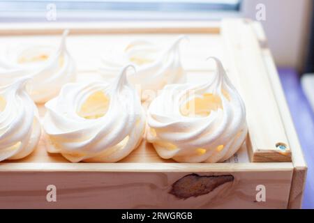 Gros plan de meringues fouettées cuites sur une boîte en bois Banque D'Images