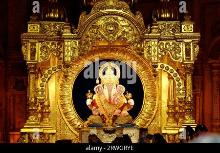 19 septembre 2023, Pune, Maharashtra, Inde, belle sculpture du Seigneur Ganesh appelé Dagdusheth Halwai Ganpati près de Mandai pendant le Festival de Ganesh. Banque D'Images