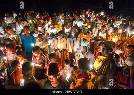 Les chrétiens catholiques tiennent des bougies pendant la veillée de Pâques. Éthiopie, Afrique. --- Gläubige Katholiken halten in der Osternacht Kerzen. Äthiopien, Afrika Banque D'Images