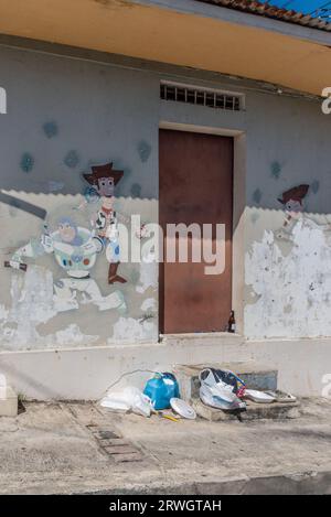 Bâtiment abandonné à Porto Rico avec les personnages de Toy Story Woody, Buzz Lightyear et Jessie. Photo de Liz Roll Banque D'Images