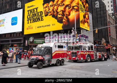 New York, États-Unis - 24 juillet 2023 : deux camions de pompiers de New York dans le quartier bondé de Times Square, Manhattan. Banque D'Images