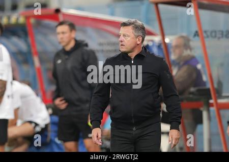 Gliwice, Pologne. 16 septembre 2023. L'entraîneur Kosta Runjaic de Legia Warszawa a été vu en action lors du match de football polonais PKO Ekstraklasa League 2023/2024 entre Piast Gliwice et Legia Warszawa au stade Muncipal de Gliwice. Score final ; Piast Gliwice 1:1 Legia Warszawa. (Photo Grzegorz Wajda/SOPA Images/Sipa USA) crédit : SIPA USA/Alamy Live News Banque D'Images